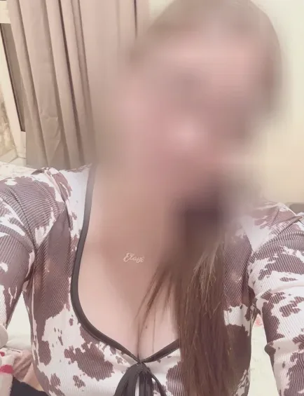 Chloe, 39