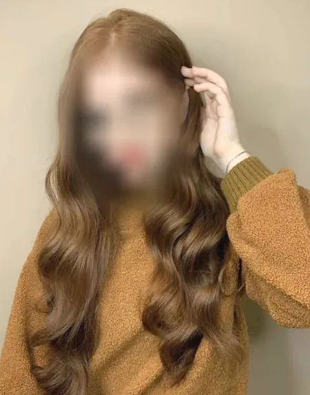 Nicola, 24